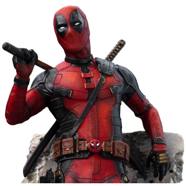 white-deadpool statue 1